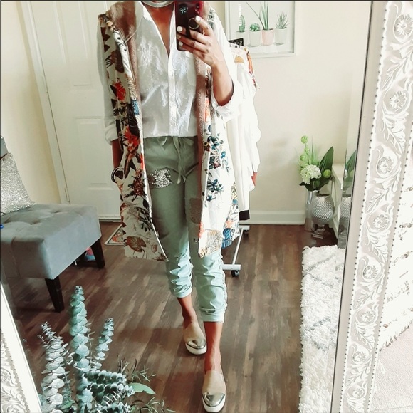 Sleeveless Floral Hooded Vest NWOT - Picture 3 of 7